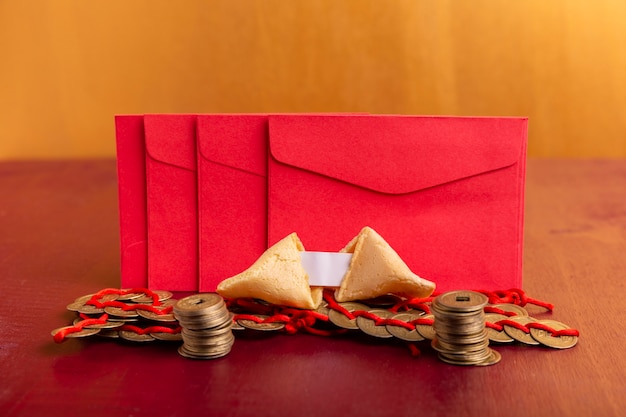 Rode enveloppen met muntstukken en fortuinkoekjes voor Chinees nieuw jaar