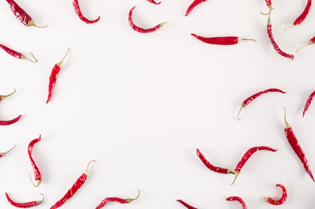 rode gedroogde chili pepers bovenaanzicht met kopie ruimte op wit oppervlak