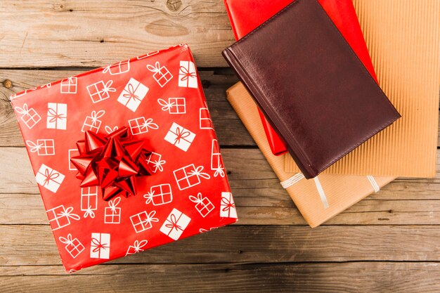 Rode geschenkdoos van Kerstmis en lederen laptop op tafel