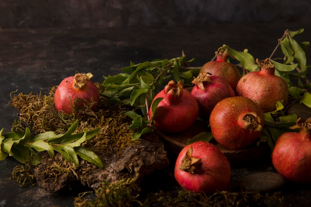 Rode granaatappels op het houten bord