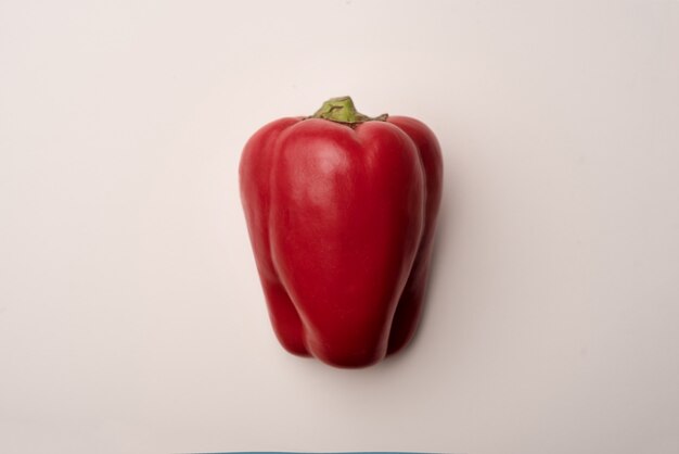 Gratis foto rode groene paprika die over wit wordt geïsoleerd
