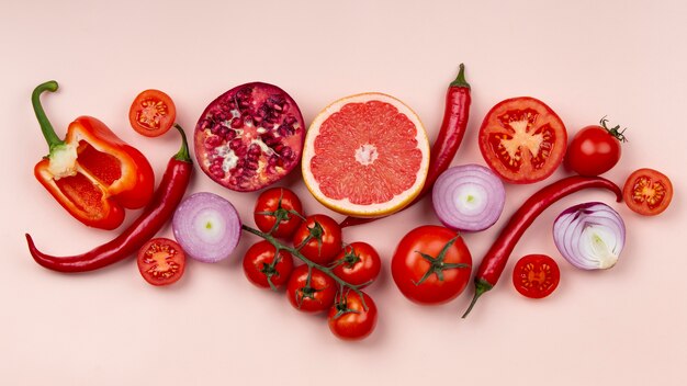 Rode groenten en fruit arrangement boven weergave