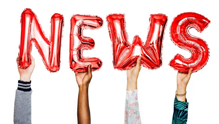 Gratis Foto rode heliumballonnen die het tekstnieuws vormen