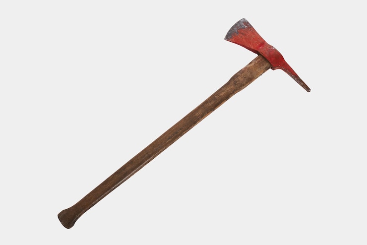 Gratis Foto rode houten brandbijl het meest voorkomende brandbestrijdingsgereedschap met kopieerruimte voorkant van de pikkop brand