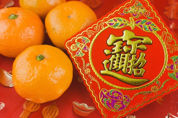 Rode kaart met een mandarijn om het Chinese Nieuwjaar te vieren