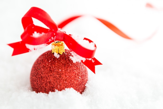 Rode kerstballen met sneeuw