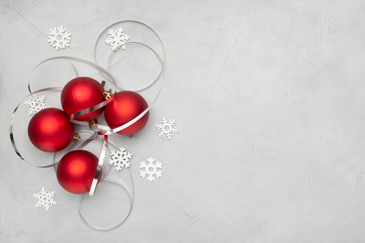 Gratis Foto rode kerstballen op grijze tafel