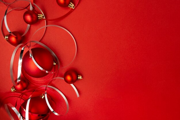 Rode kerstballen op rode tafel