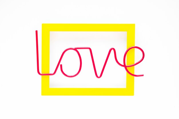 Rode liefde inscriptie op gele frame