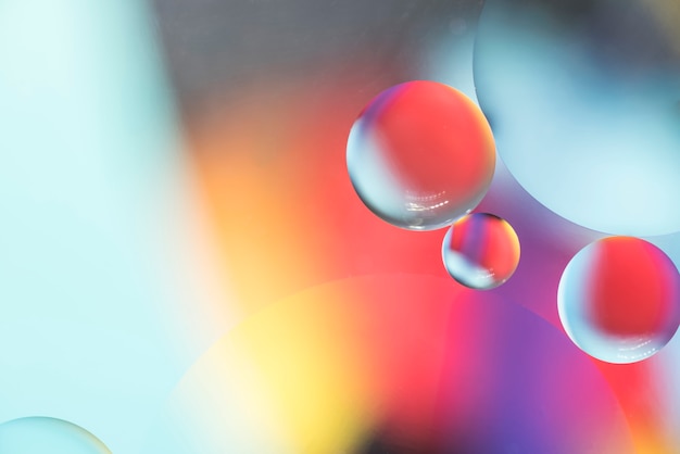 Rode paarse en blauwe abstracte achtergrond met bubbels