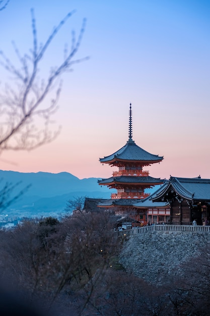 rode pagode in schemering op Kiyomizu dera, Japan