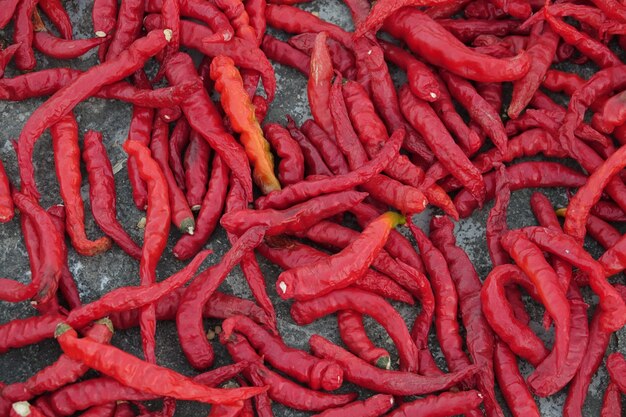 Rode paprika&#39;s op een tafel