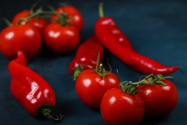 Rode pepers en tomaten op een blauwe achtergrond