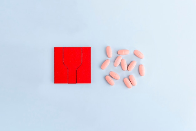Rode puzzelstukjes met verschillende pillen en medicijnen. concept van neurologische ziektebehandeling: autisme, alzheimer, dimensie. ruimte voor tekst kopiëren. bewustwordingsdag. ondersteunend en acceptatie.