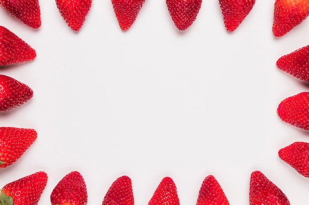 Rode rijpe aardbeien in frame op witte achtergrond