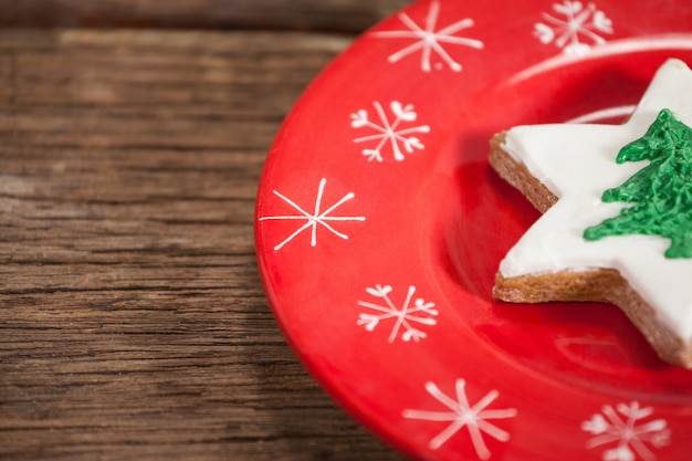 Rode schotel met koekjes in de vorm van een kerstboom