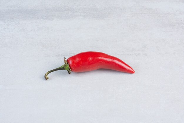 Rode Spaanse peperpeper op steenachtergrond. Hoge kwaliteit foto