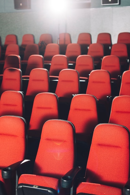 Gratis foto rode stoelen in de bioscoop