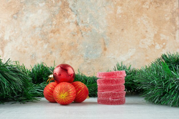 Rode suiker marmelade met rode kerstballen op marmeren achtergrond. Hoge kwaliteit foto