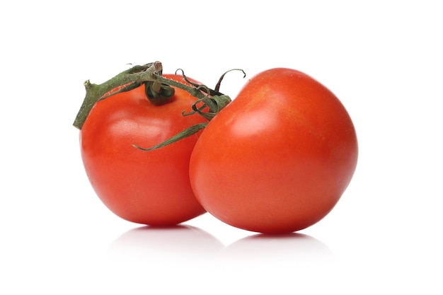 Rode tomaten op een wit oppervlak