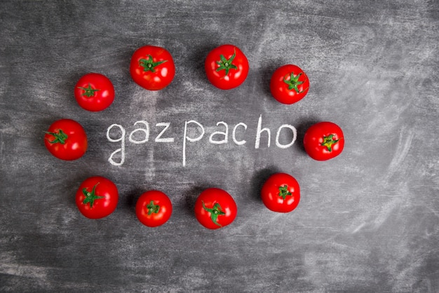 Rode tomaten op houten grijze tafel