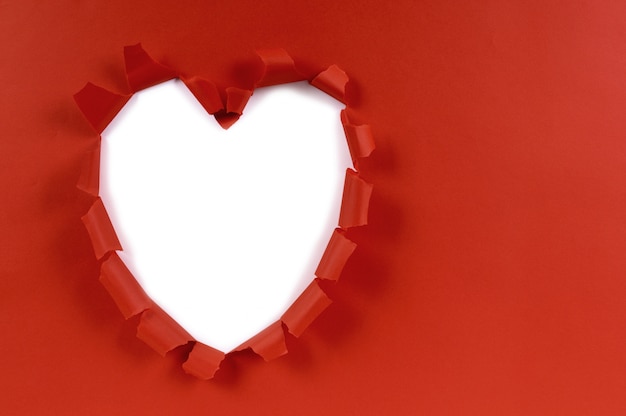 Rode valentine hart vorm gescheurd papier