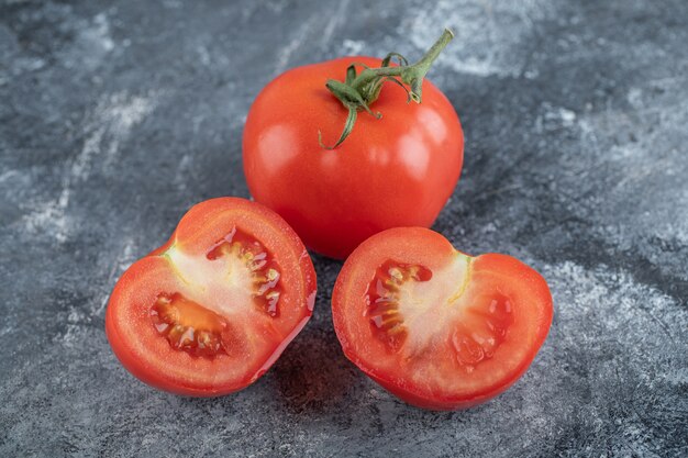 Rode verse tomaten, geheel of gesneden. Hoge kwaliteit foto