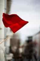 Gratis foto rode vlagcollage in de stad