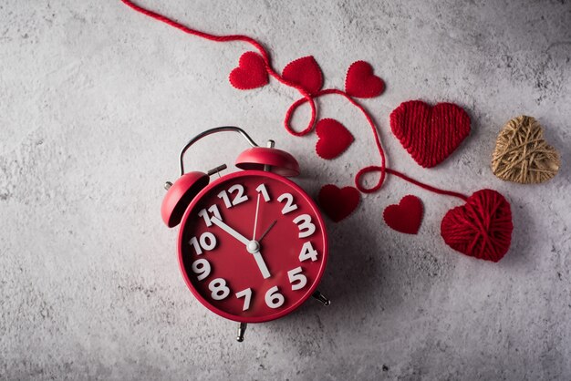 Rode wekker met rood hart, Valentijnsdag concept.