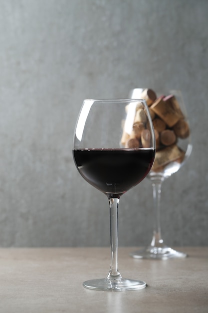 Rode wijn in glas en kurken