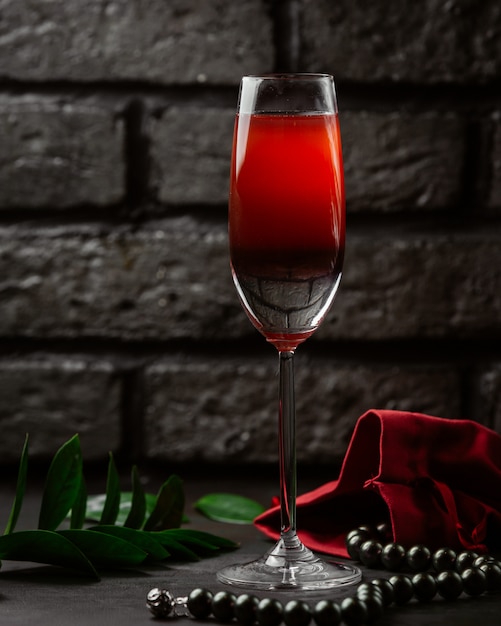 Gratis foto rode wijn op de tafel