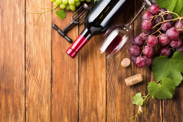 Rode wijnfles en glas met exemplaarruimte