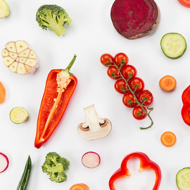 Gratis foto rode zoete kapia peper en tomaten