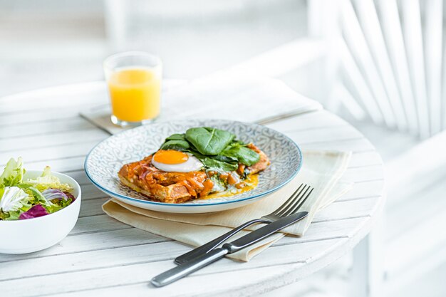 Roerei op vlees met gebakken aardappelen en toast