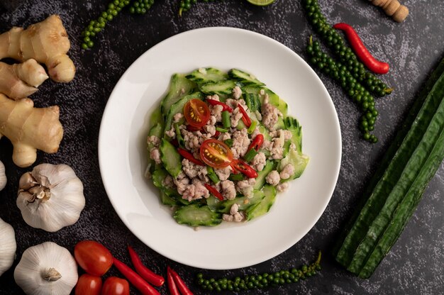 Roergebakken courgette met varkensgehakt in witte plaat