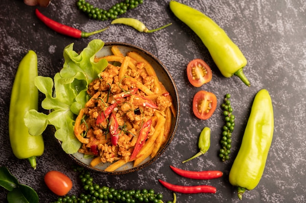 Gratis foto roergebakken currypasta met bamboescheuten en gehakt