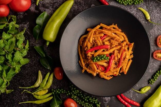 Roergebakken currypasta met bamboescheuten en gehakt