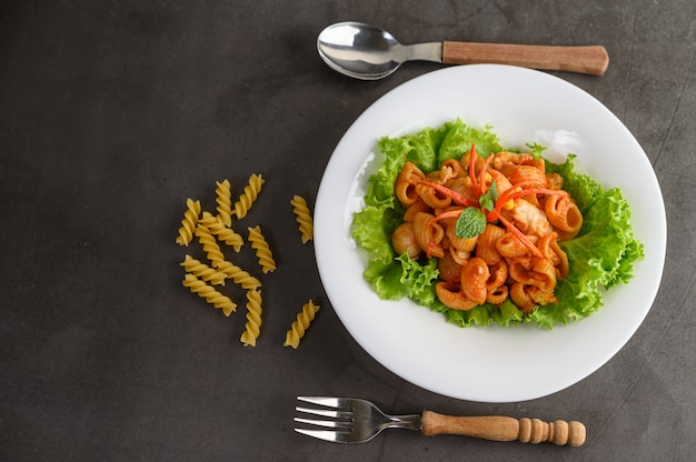 Roergebakken macaroni met tomatensaus en varkensvlees