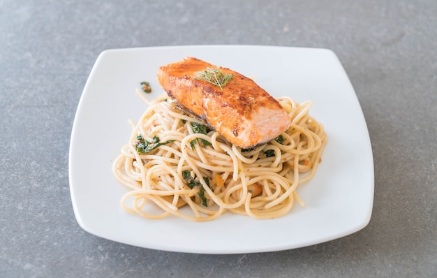 Roergebakken Pittige Spaghetti Met Zalm