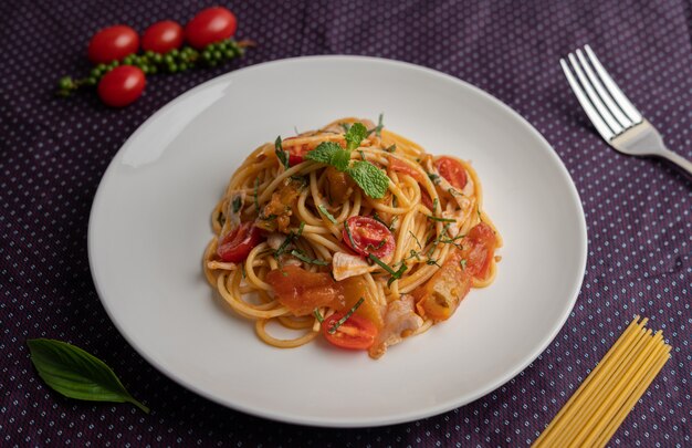 Roergebakken spaghetti prachtig gerangschikt in een witte plaat.