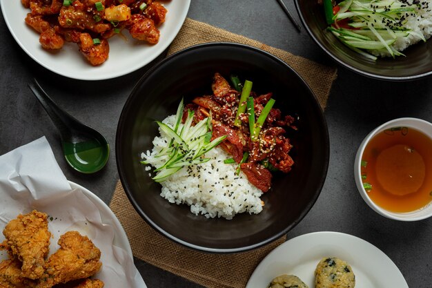 Roergebakken varkensvlees met Koreaanse saus op donkere achtergrond