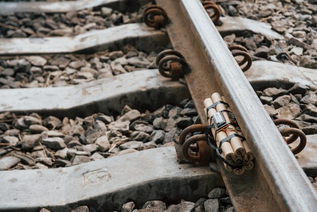 Roestig metaal. Tijdbom op het spoor overdag buitenshuis. Conceptie van terrorisme en gevaar