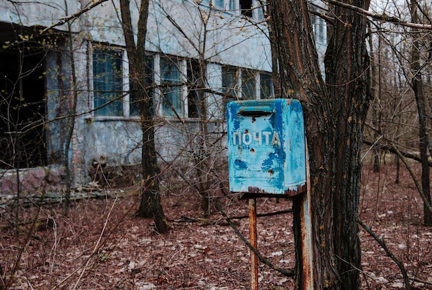 Roestige brievenbus bij spookstad Tsjernobyl, Oekraïne