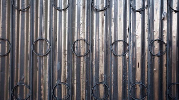 Gratis foto roestige oude metalen wand met cirkels