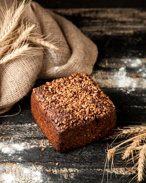 Roggebrood met zonnebloempitten meel en tarwe op tafel