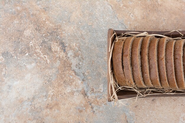 Roggebrood sneetjes in houten kom