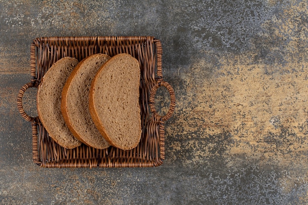 Gratis foto roggebrood sneetjes in houten mand.