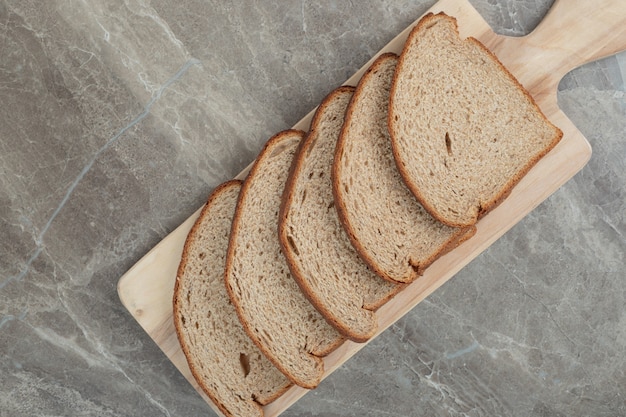 Roggebrood sneetjes op een houten bord. Hoge kwaliteit foto