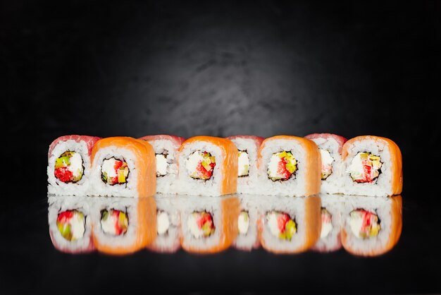 Roll Philadelphia gemaakt van zalm, tonijn, komkommer, nori, zuurdeeg