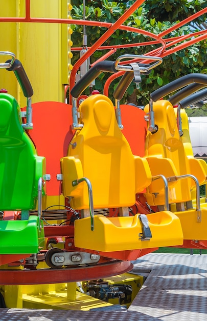 Gratis foto rollercoaster stoelen in pretpark